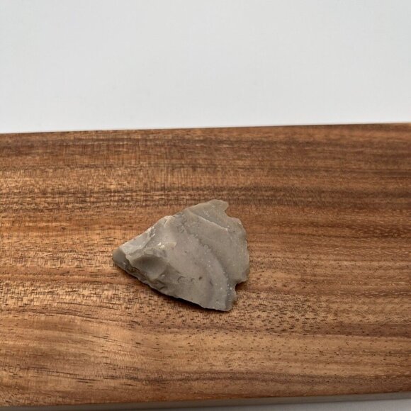Authentic Modern Repro of North American Corner Notch Grey Stone Arrowhead - Picture 3 of 5
